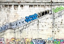 C’è un tizio che sta cancellando i graffiti a Roma (per ora è ancora vivo)