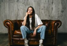 Paola Pizzino fugge “Lontano da qui” nel nuovo singolo